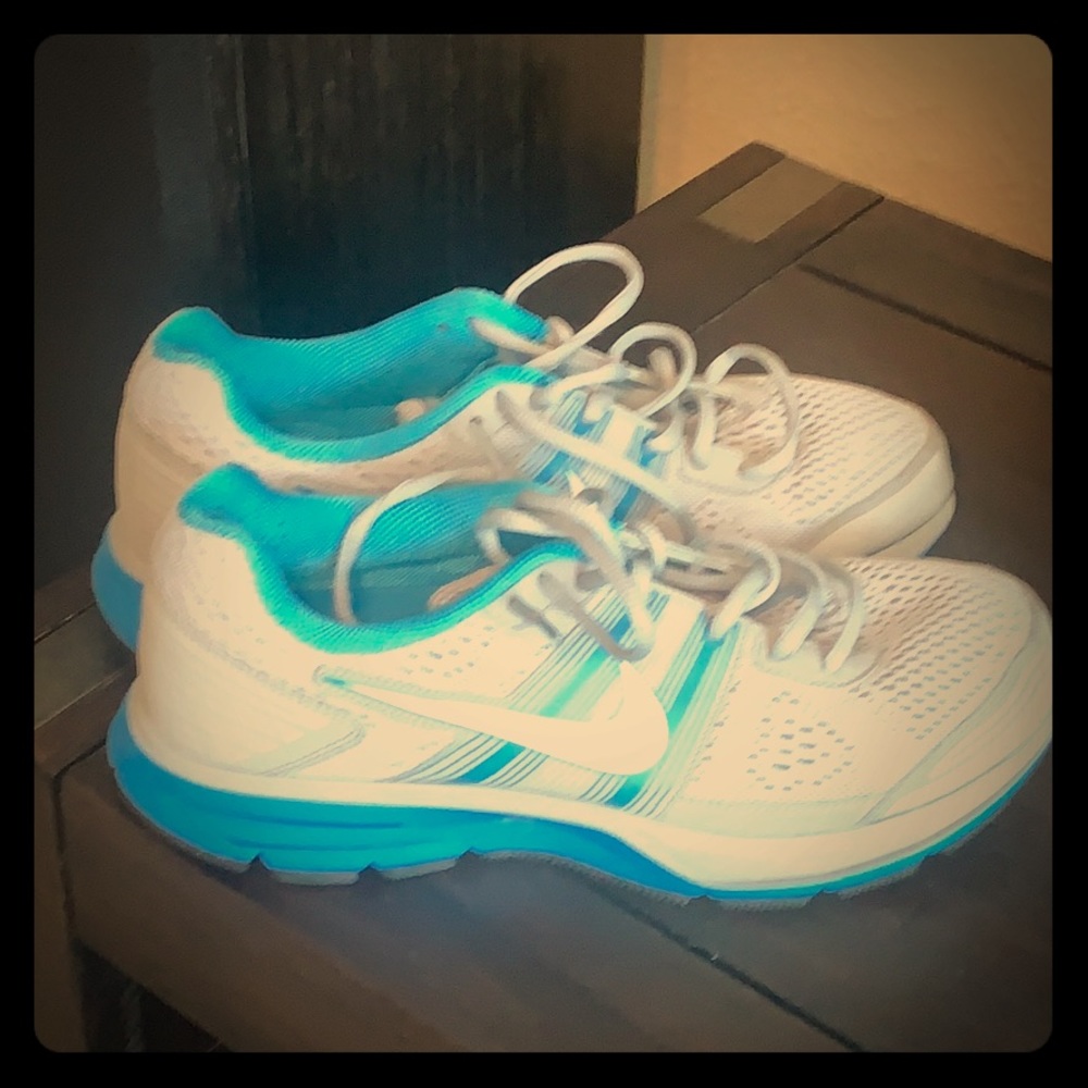Like New Size 10 Female Nike shoes
